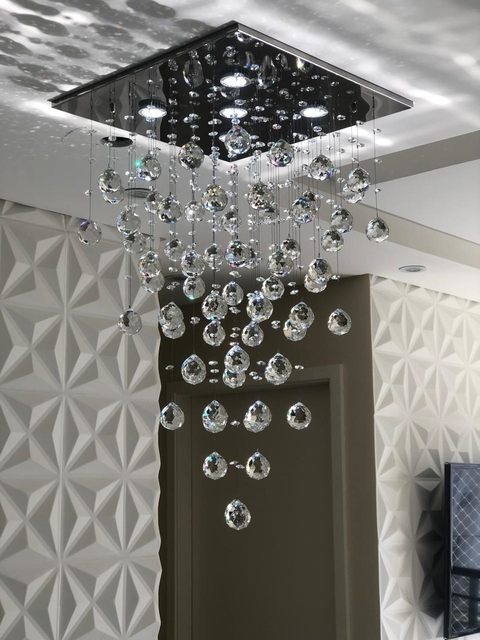 Lustre plafon de cristal quadrado Solfist instalado em sala moderna. Lustres Gênesis loja online de Lustres e Iluminação Decorativa