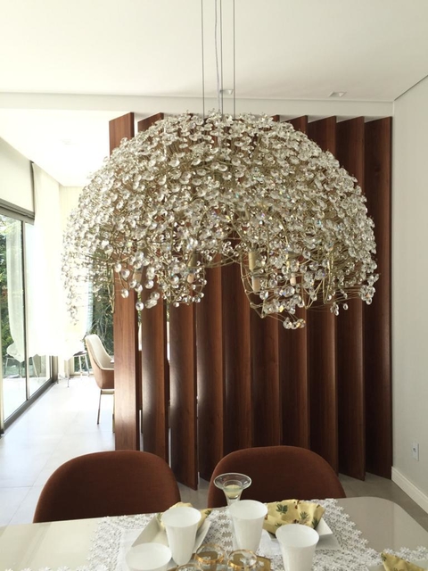 Lustre pendente de cristal em formato de dente de leão meia esfera instalado em sala de jantar moderna. Lustres Gênesis loja online de Lustres e Iluminação Decorativa