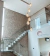 Luminária de teto pendente moderno Caju/Amora em vidro conhaque instalada em ambiente com pé direito duplo. Lustres Gênesis loja online de Lustres e Iluminação Decorativa