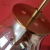 Detalhe da luminária de teto pendente moderno em vidro conhaque com suporte dourado. Lustres Gênesis loja online de Lustres e Iluminação Decorativa