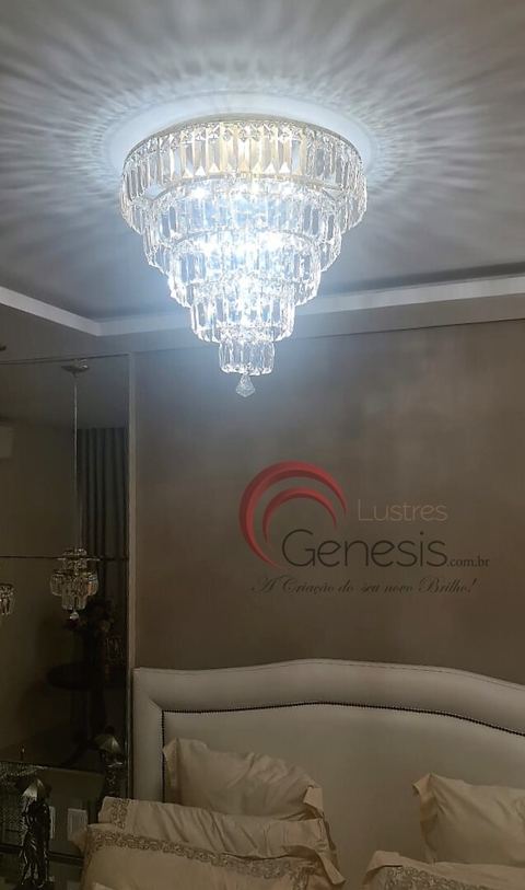 Lustre de cristal redondo iluminado, instalado no teto de uma sala de estar elegante. Lustres Gêneiss loja online de Lustres e Iluminação Decorativa