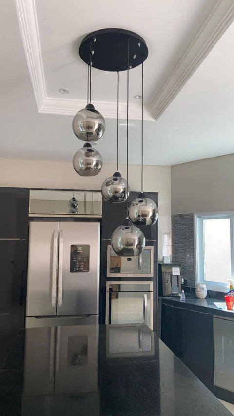 Lustre Pendente Sarvah 5 Globos em cozinha moderna com design industrial. Lustres Gênesis loja online de Lustres e Iluminação Decorativa