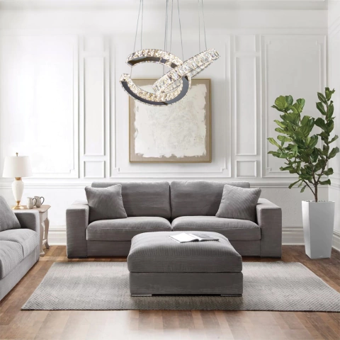 Lustre pendente de cristal Chanel com dois anéis LED em uma sala de estar moderna. Lustres Gênesis loja online de Lustres e Iluminação Decorativa