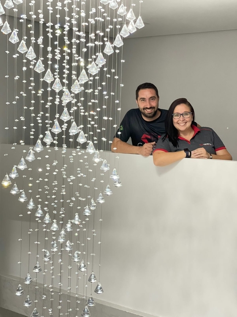 Lustre de Cristal Zafira Quadrado em ambiente com pé direito duplo. Lustres Gênesis loja online de Lustres e Iluminação Decorativa