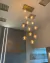 Lustre Pendente Sarvah com 12 globos transparentes em ambiente interno. Lustres Gênesis loja online de Lustres e Iluminação Decorativa