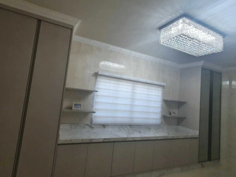 Lustre de Cristal Retangular Zangcham instalado em um ambiente residencial elegante. Lustres Gênesis loja online de Lustres e Iluminação Decorativa