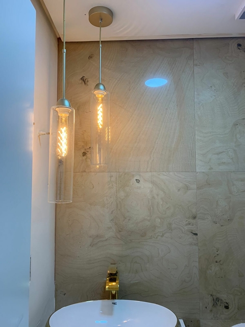 Lustre Pendente Dunáh Vidro Transparente instalado acima de uma pia em banheiro moderno. Lustres Gênesis loja online de Lustres e Iluminação Decorativa