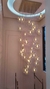 Lustre Pendente Sarvah com 36 globos conhaque espelhados em um ambiente com pé direito alto. Lustres Gênesis loja online venda de Lustres e Iluminação