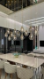 Luminária de teto pendente moderno Caju/Amora em vidro, instalada sobre uma mesa de jantar em ambiente sofisticado. Lustres Gênesis loja online de Lustres e Iluminação Decorativa