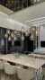Luminária de teto pendente moderno em vidro transparente sobre mesa de jantar em ambiente sofisticado. Lustres Gêneiss loja online de Lustres e Iluminação Decorativa