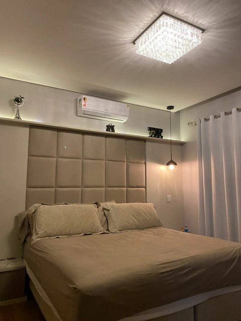 Lustre Plafon de Cristal Harion Quadrado instalado em um quarto elegante com cama de casal e decoração moderna. Lustres Gêneiss loja online de Lustres e Iluminação Decorativa