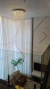 Lustre de cristal design "S" em uma sala com pé direito duplo Lustres Gênesis loja online de Lustres e Iluminação Decorativa