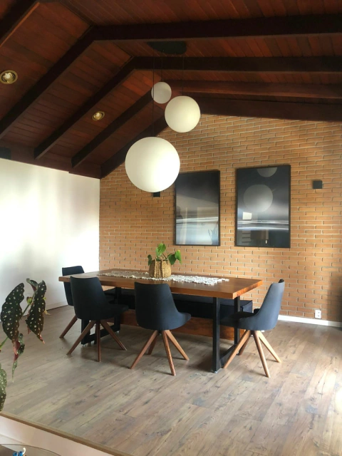 Pendente de vidro Ø35 Globo leitoso fosco em sala de jantar com decoração moderna Lustres Gênesis loja online de Lustres e Iluminação Decorativa