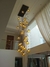 Lustre Pendente Sarvah com 30 globos conhaque espelhado em sala com pé direito duplo. Lustres Gênesis Site online venda de Lustres e Iluminação