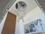 Lustre Plafon de Cristal Gênesis com cristais transparentes âmbar e azul instalado em um ambiente com pé direito duplo. Lustres Gênesis loja online de Lustres e Iluminação Decorativa