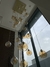 Lustre Pendente Sarvah com 30 globos conhaque espelhados em uma base retangular, ideal para casas com pé direito duplo e alto. Lustres Gênesis Site online venda de Lustres e Iluminação