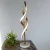 Luminária de Mesa Abajur Moderno Sigma com design elegante em espiral, ideal para leitura e decoração de quartos e escritórios. Lustres Genesis loja online de Lustres e Iluminação Decorativa