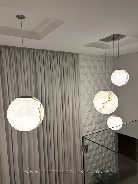 Lustre Pendente Grande com 3 Esferas de Mármore Suspensas em sala com pé direito duplo. Lustres Gênesis Site online venda de Lustres e Iluminação