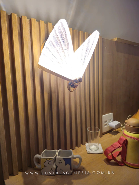 Arandela Borboleta Dourado Brilhante com LED Integrado instalada em cabeceira de cama de madeira, com decoração de canecas e acessórios sobre a mesa DCB03247  Lustres Gênesis - o melhore site da Internet para comprar Lustre SINDORA