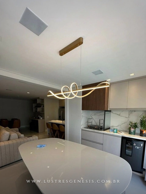Lustre Pendente Moderno de LED Zeon Dourado instalado em uma cozinha moderna, iluminando a bancada central com um design elegante e contemporâneo. DCD03038  Lustres Gênesis - o melhore site da Internet para comprar Lustre