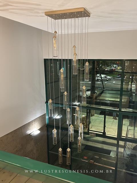 Lustre Pendente Moderno Dunáh 18 Tubos Fumê em ambiente de pé direito duplo. Vidros Suspensos. Comprar no Lustres Gênesis os melhores Lustres do Brasil