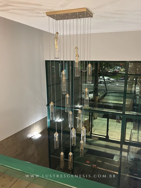 Lustre Pendente Moderno Dunáh 18 Tubos Fumê em ambiente de pé direito duplo. Vidros Suspensos. Comprar no Lustres Gênesis os melhores Lustres do Brasil