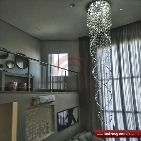 Lustre moderno de cristais em sala de estar com pé direito duplo, decorada com móveis contemporâneos e cortinas longas. Lustres Gênesis loja online de Lustres e Iluminação Decorativa