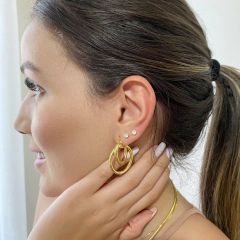 BRINCO DUAS ARGOLAS SOBREPOSTAS BANHO OURO SEMIJOIA - loja online