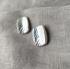 BRINCO RETANGULAR TEXTURIZADO FOLHEADO A PRATA 925 na internet