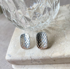 BRINCO RETANGULAR TEXTURIZADO FOLHEADO A PRATA 925 - comprar online