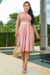 Vestido midi rosê em piquet com renda e mangas curtas, modelo Bruna, exibido em um ambiente claro e moderno.