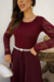 Vestido longo plissado em crepe com renda nas mangas, na cor marsala, com cinto e acessórios elegantes.