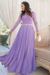 Vestido longo plissado em crepe com renda e manga longa na cor lilás, modelagem elegante e fluida.