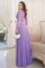 Vestido longo plissado em crepe com renda e manga longa na cor lilás, modelagem elegante e fluida.