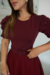 Vestido midi crepe com saia em tule forrada na cor marsala, modelo com mangas bufantes e cinto, acompanhado de bolsa pequena e sandálias com tiras.