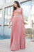 Vestido longo plissado em crepe com renda nas mangas, na cor rosê , exibido por uma modelo em um ambiente elegante.