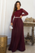 Vestido longo plissado em crepe com renda nas mangas, na cor marsala, com cinto e acessórios elegantes.