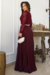Vestido longo plissado em crepe com renda nas mangas, na cor marsala, com cinto e acessórios elegantes.