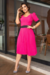 Vestido midi plissado crepe na cor pink, com mangas bufantes e cinto, combinado com sapatos de estampa de onça.
