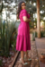 Vestido longo malha lese na cor Pink, com mangas bufantes e cinto forrado.