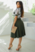 Vestido Midi,Cor Verde Musgo,Tecido Tule com Saia em Crepe Plissado,Estampa Floral 