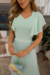 conjunto de blusa e saia longa plissada na cor verde menta, com detalhes em malha lurex.