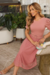  vestindo um vestido midi crepe com saia em tule forrada na cor rosê.