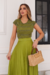 Modelo vestindo um conjunto verde com cropet e saia plissada, destacando detalhes da saia na malha Flower.