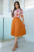 Vestido Midi,Cor Laranja,Tecido Tule com Saia em Crepe Plissado,Estampa Floral 