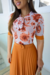 Vestido Midi,Cor Laranja,Tecido Tule com Saia em Crepe Plissado,Estampa Floral 