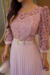  vestido plissado na malha crepe com corpinho de renda guipir, na cor Rosê,manga 3/4