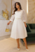 vestido plissado na malha crepe com corpinho de renda guipir, na cor Off White,manga 3/4