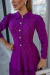 Vestido midi de malha laíse, com mangas 3/4, gola e detalhe de botões, na cor Roxo.