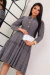 Vestido midi de malha laíse, com mangas 3/4, gola e detalhe de botões, na cor cinza.
